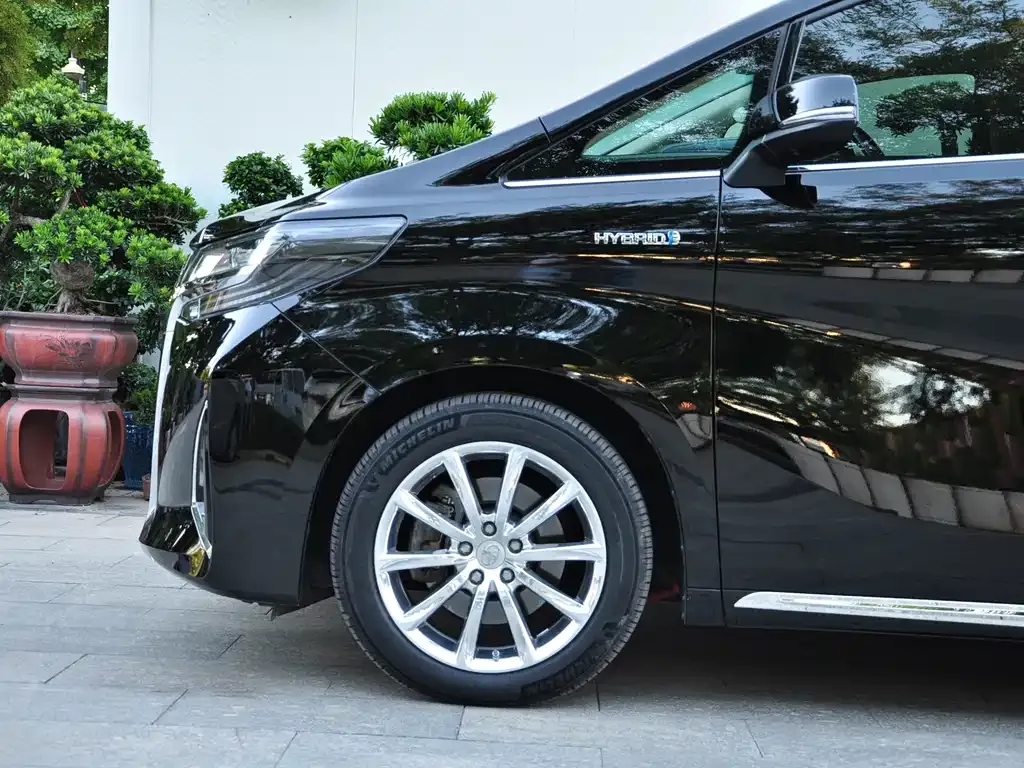 Toyota Alphard — фото 10
