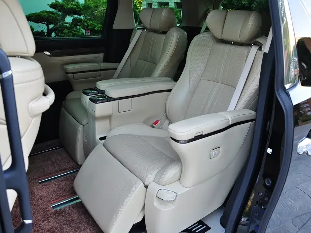 Toyota Alphard — фото 8