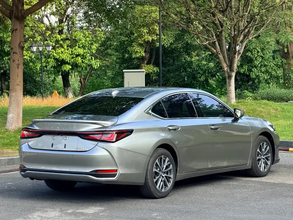 Lexus ES — фото 8