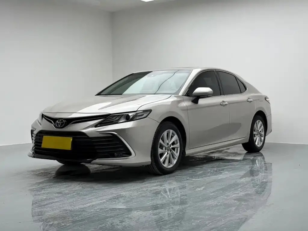 Toyota Camry — фото 1