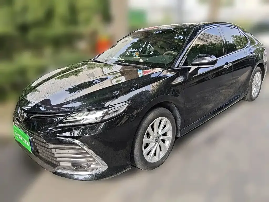 Toyota Camry — фото 1