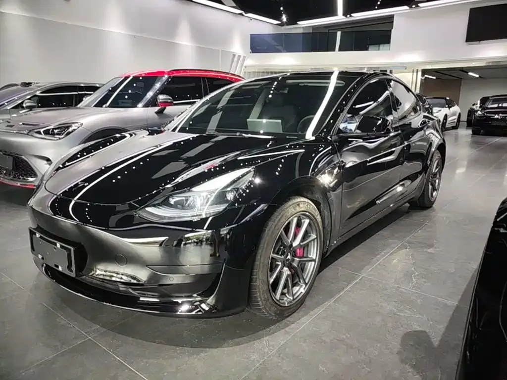 Tesla Model 3 — фото 1
