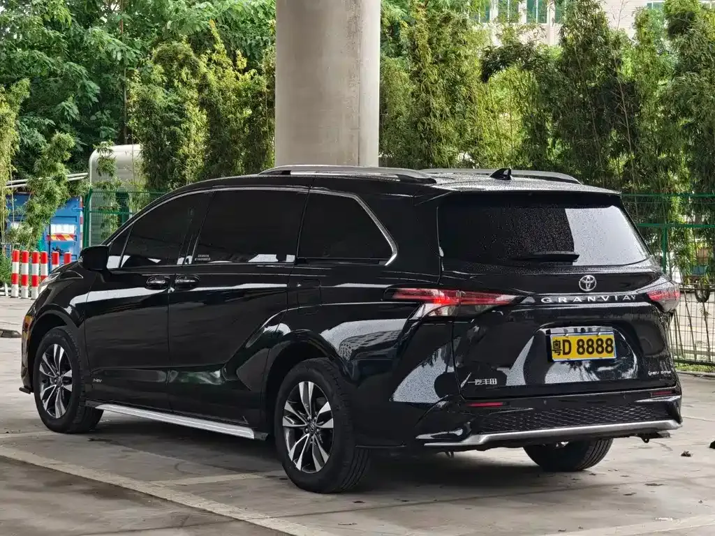 Toyota Granvia — фото 8