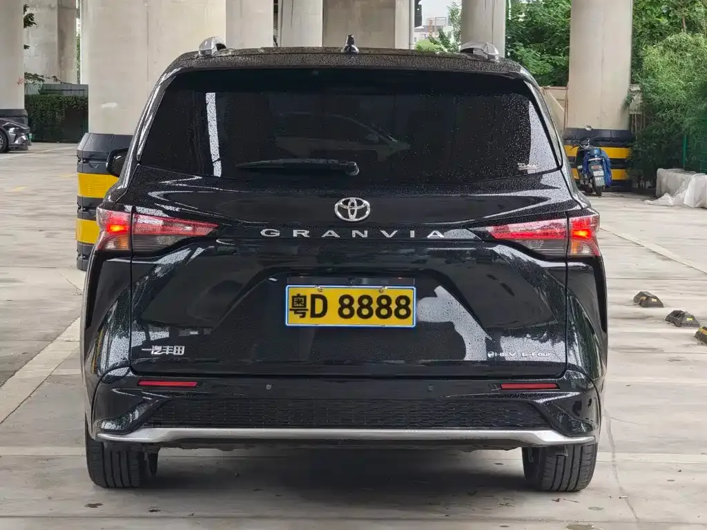 Toyota Granvia — фото 3