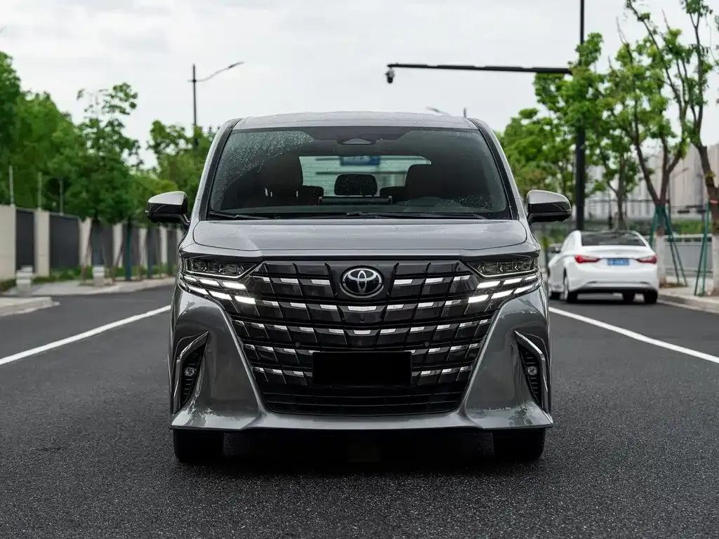 Toyota Alphard — фото 1