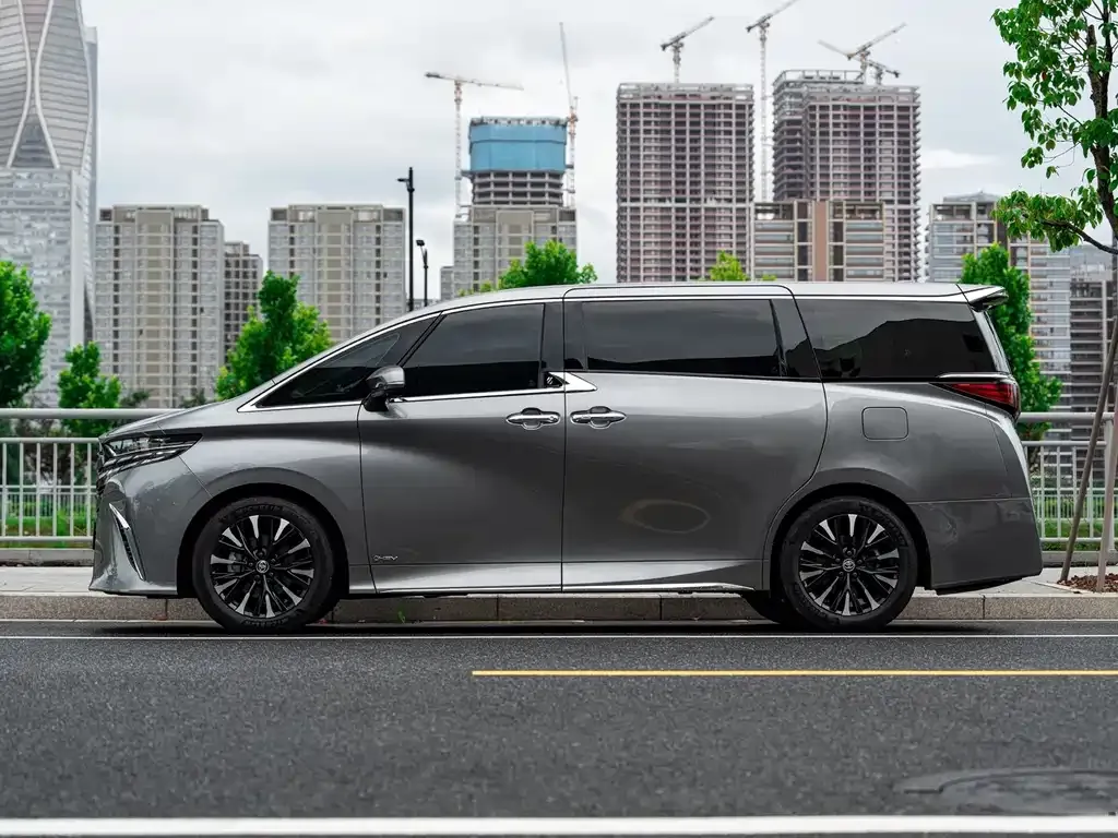 Toyota Alphard — фото 9