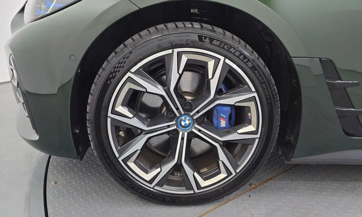 BMW i4 — фото 9