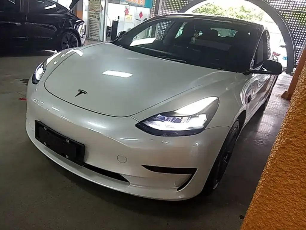 Tesla Model 3 — фото 1
