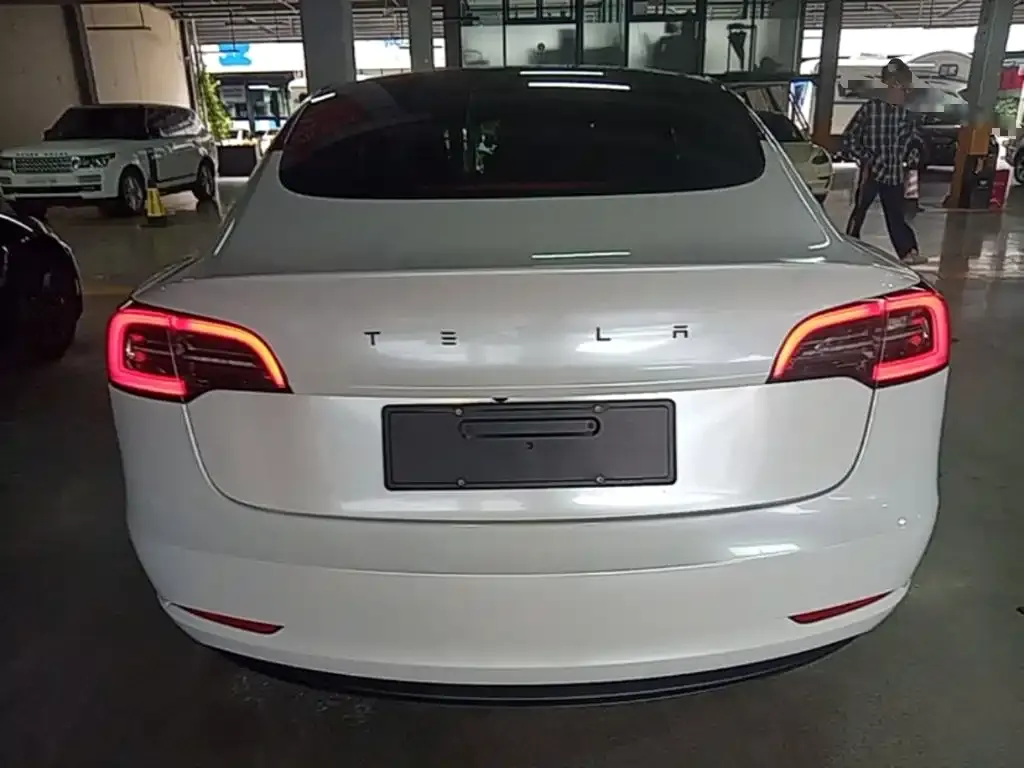 Tesla Model 3 — фото 2