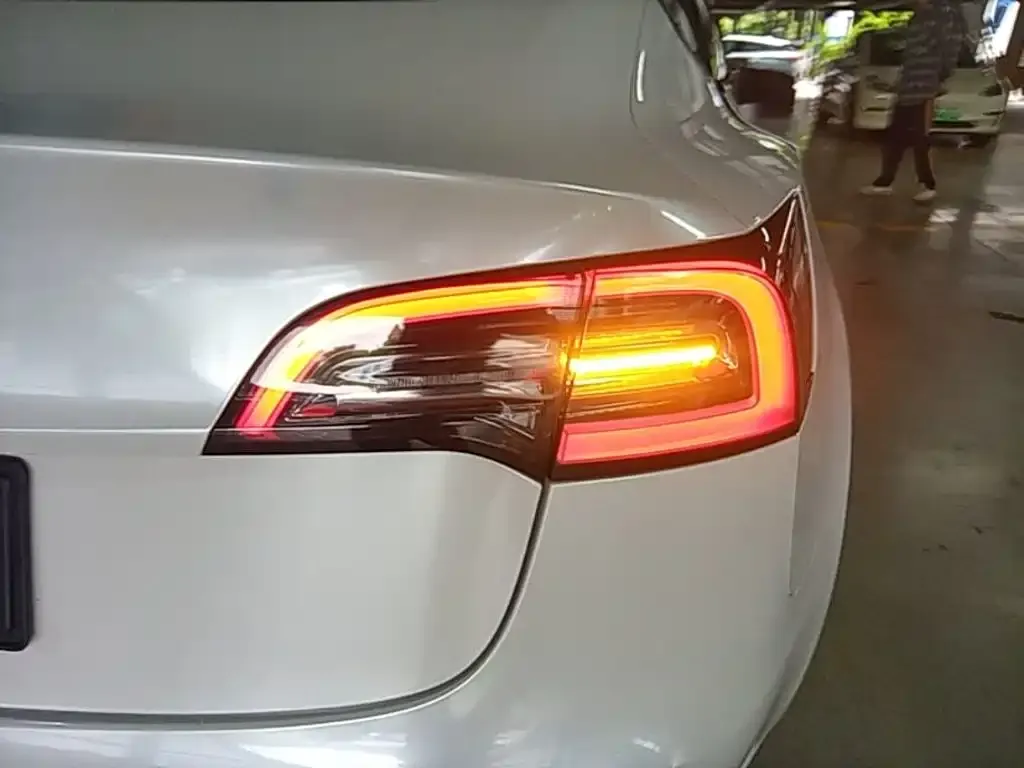 Tesla Model 3 — фото 4