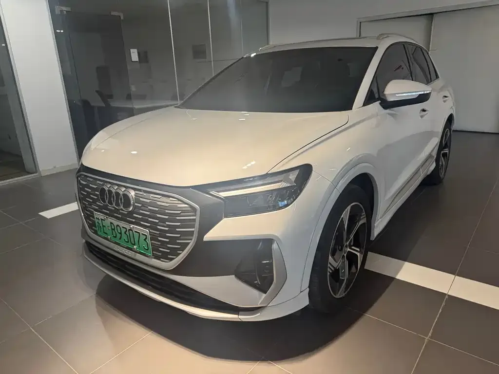 Audi Q4 e-tron — фото 1