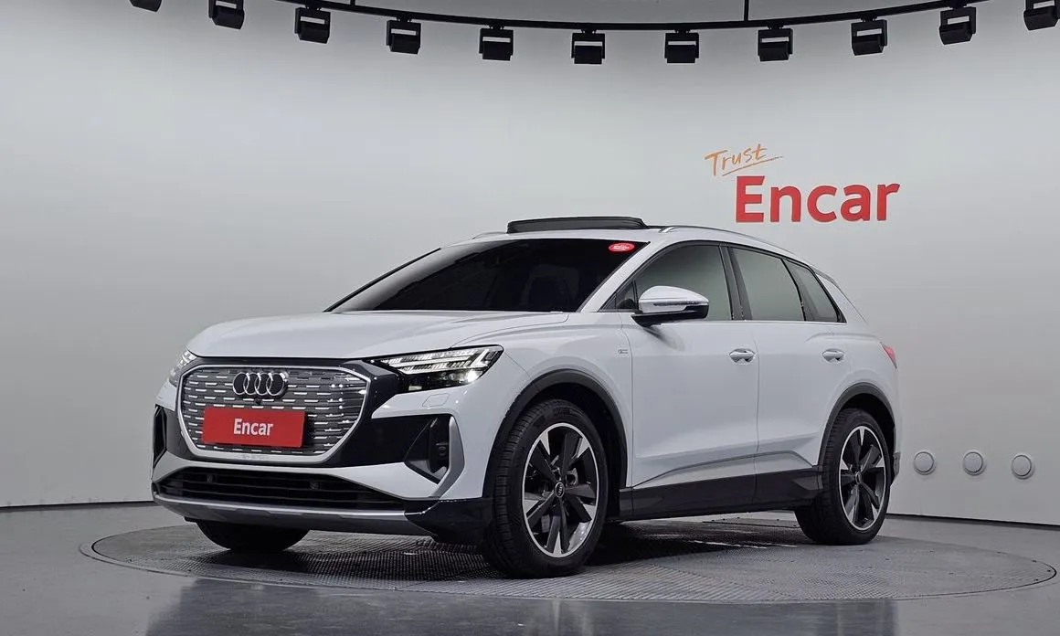 Audi Q4 e-tron — фото 1