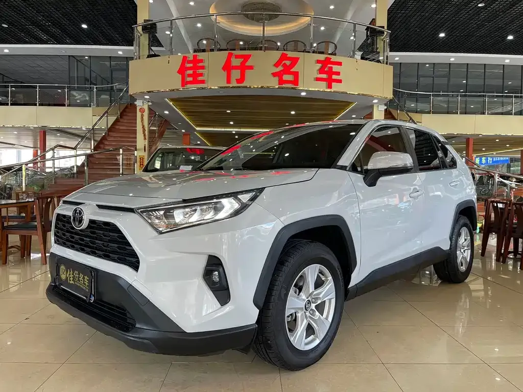 Toyota RAV4 — фото 1