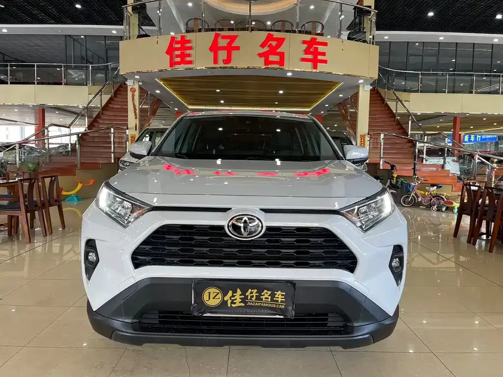 Toyota RAV4 — фото 3