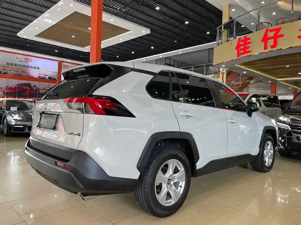 Toyota RAV4 — фото 10