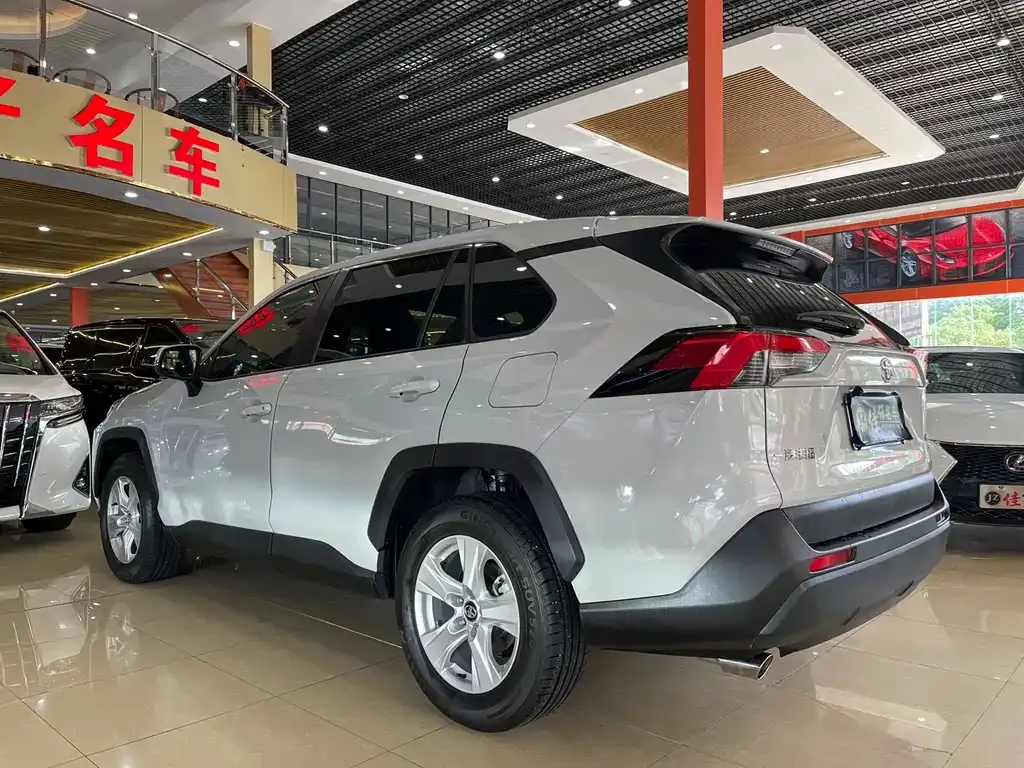 Toyota RAV4 — фото 7
