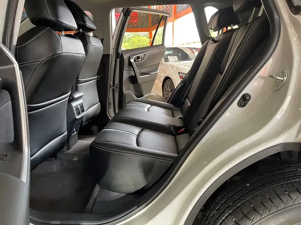 Toyota RAV4 — фото 6