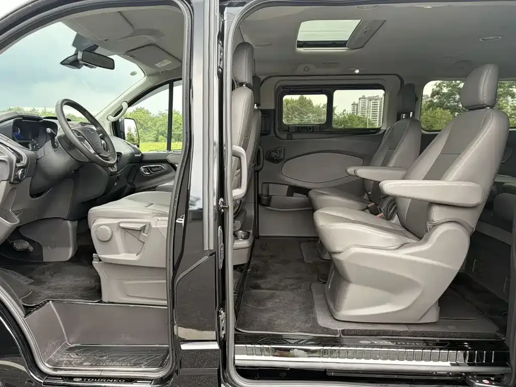 Ford Tourneo — фото 6