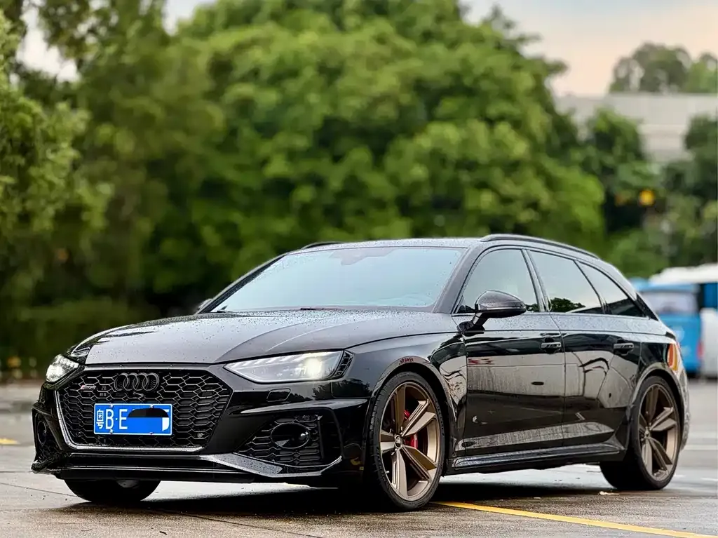Audi RS 4 — фото 1
