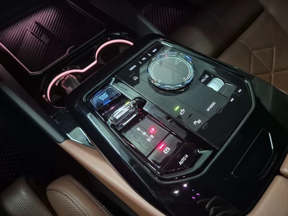 BMW i5 — фото 9
