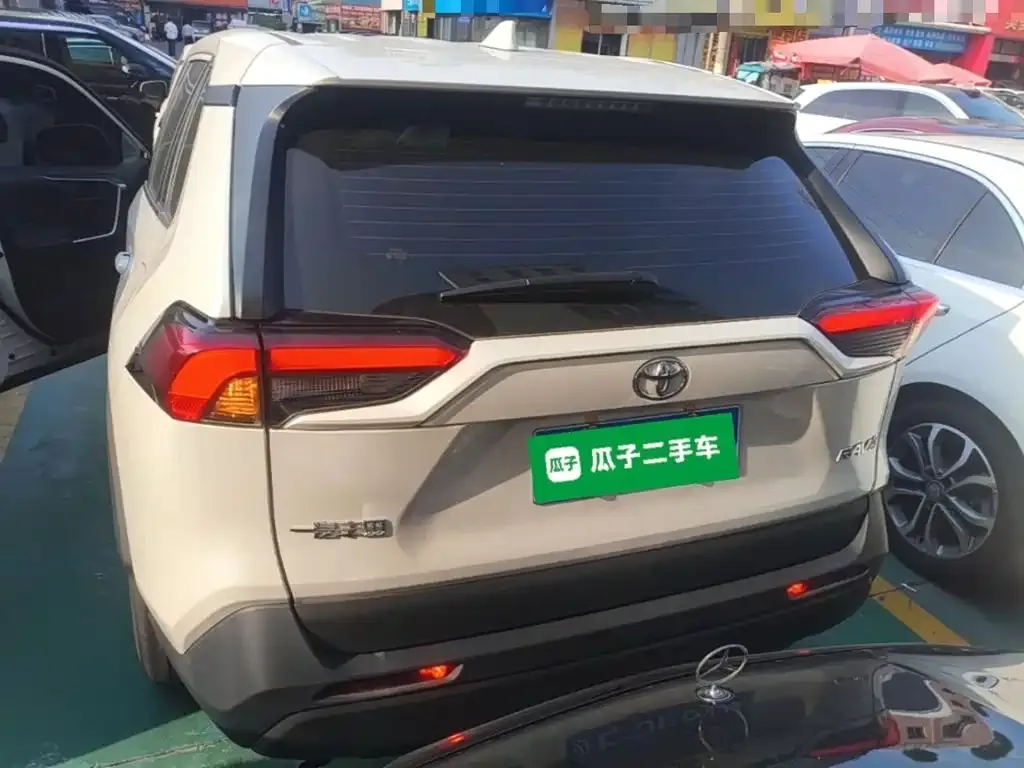 Toyota RAV4 — фото 5