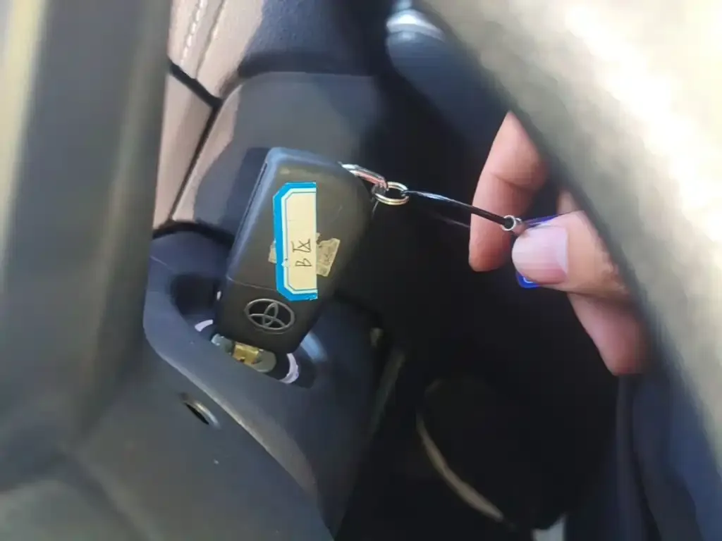 Toyota RAV4 — фото 10
