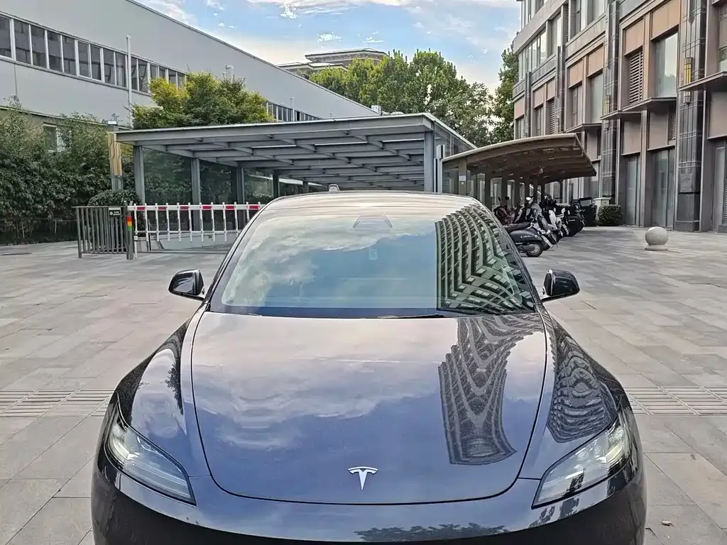 Tesla Model 3 — фото 1