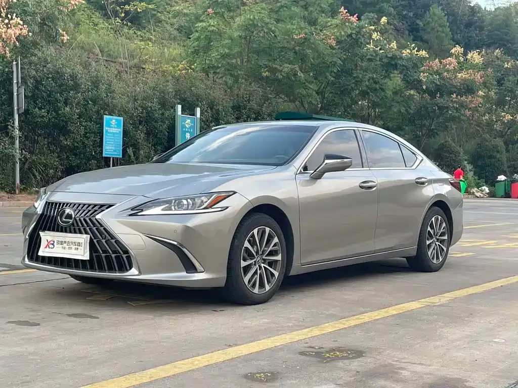 Lexus ES — фото 1