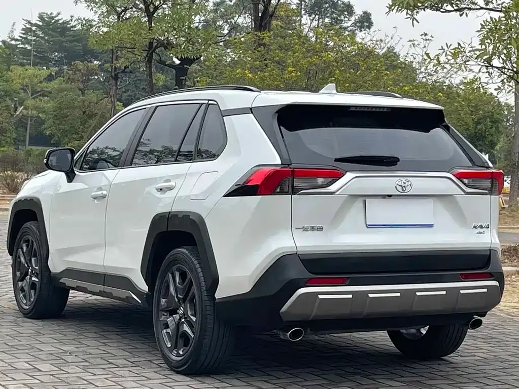 Toyota RAV4 — фото 10