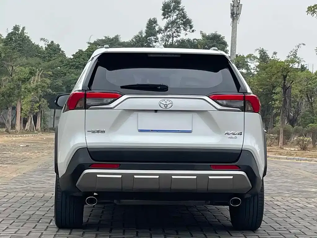 Toyota RAV4 — фото 7