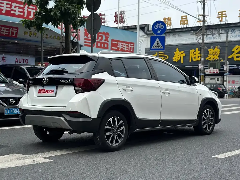 Toyota Yaris L — фото 4
