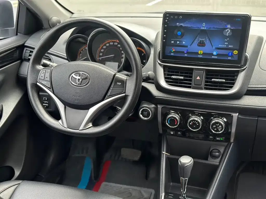 Toyota Yaris L — фото 5