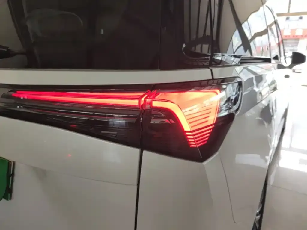 Buick GL8 Hybrid — фото 2