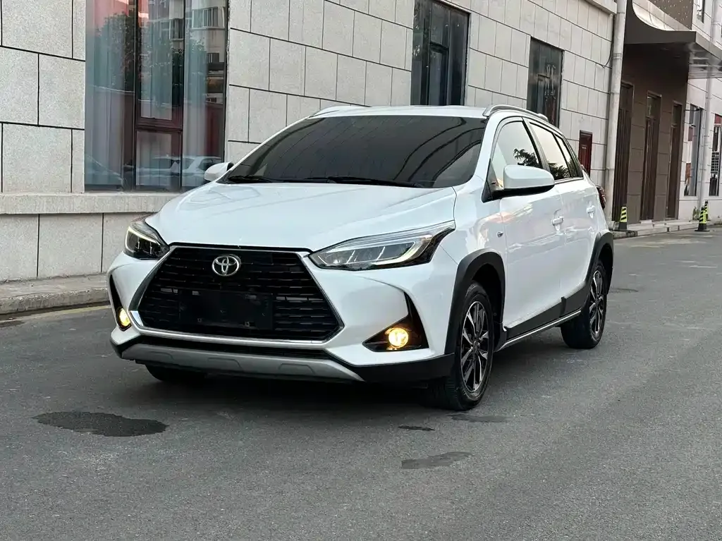 Toyota Yaris L — фото 1