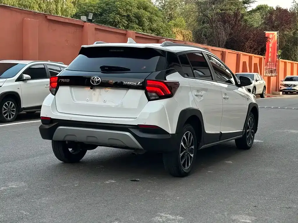 Toyota Yaris L — фото 9