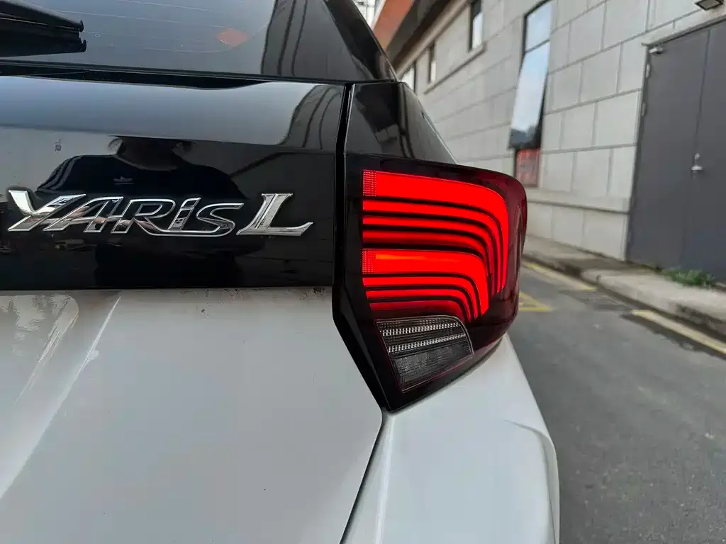 Toyota Yaris L — фото 2
