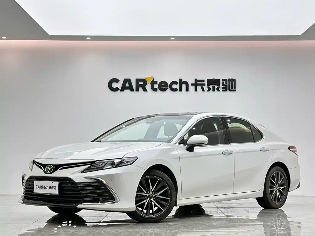 Toyota Camry — фото 1