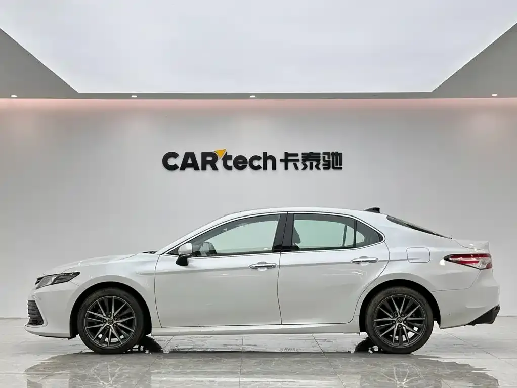 Toyota Camry — фото 7