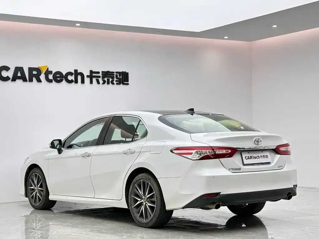 Toyota Camry — фото 4