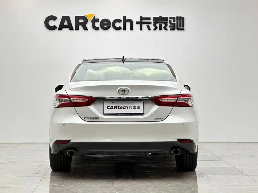 Toyota Camry — фото 2