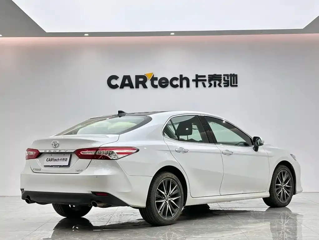 Toyota Camry — фото 6