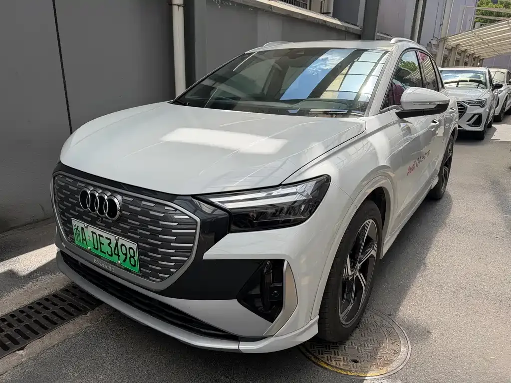 Audi Q4 e-tron — фото 1