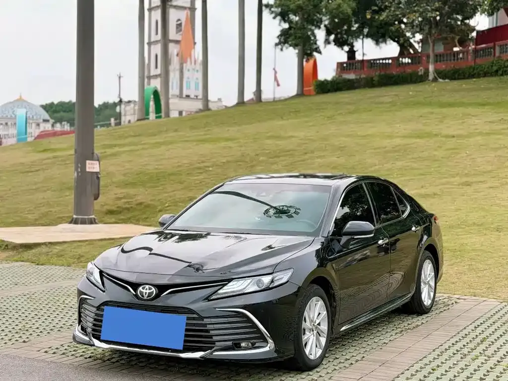 Toyota Camry — фото 1