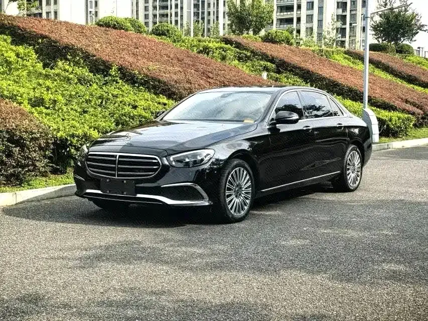 Mercedes-Benz E-Class — фото 1