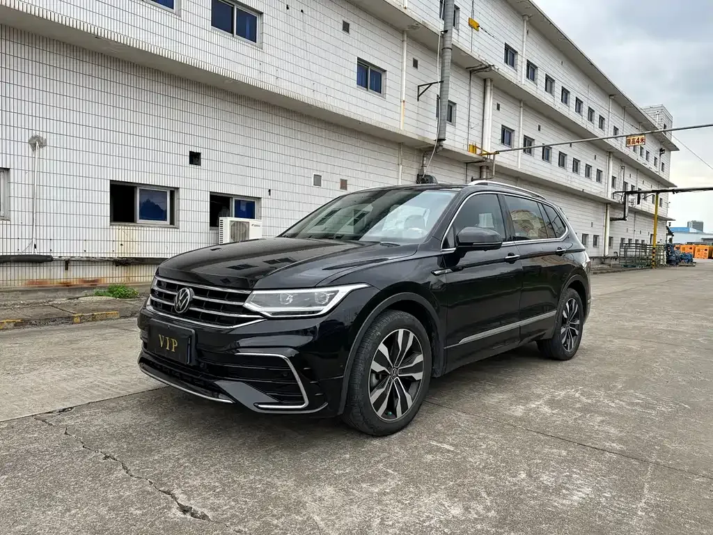 Volkswagen Tiguan L — фото 1