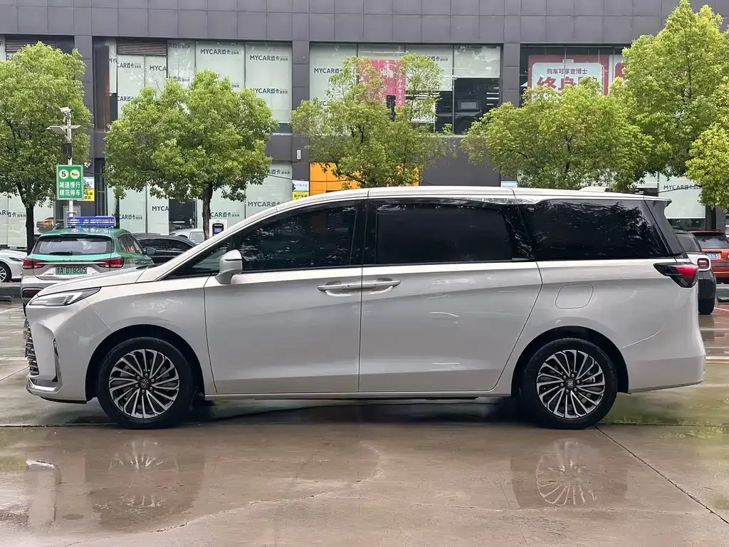 Buick GL8 Hybrid — фото 3