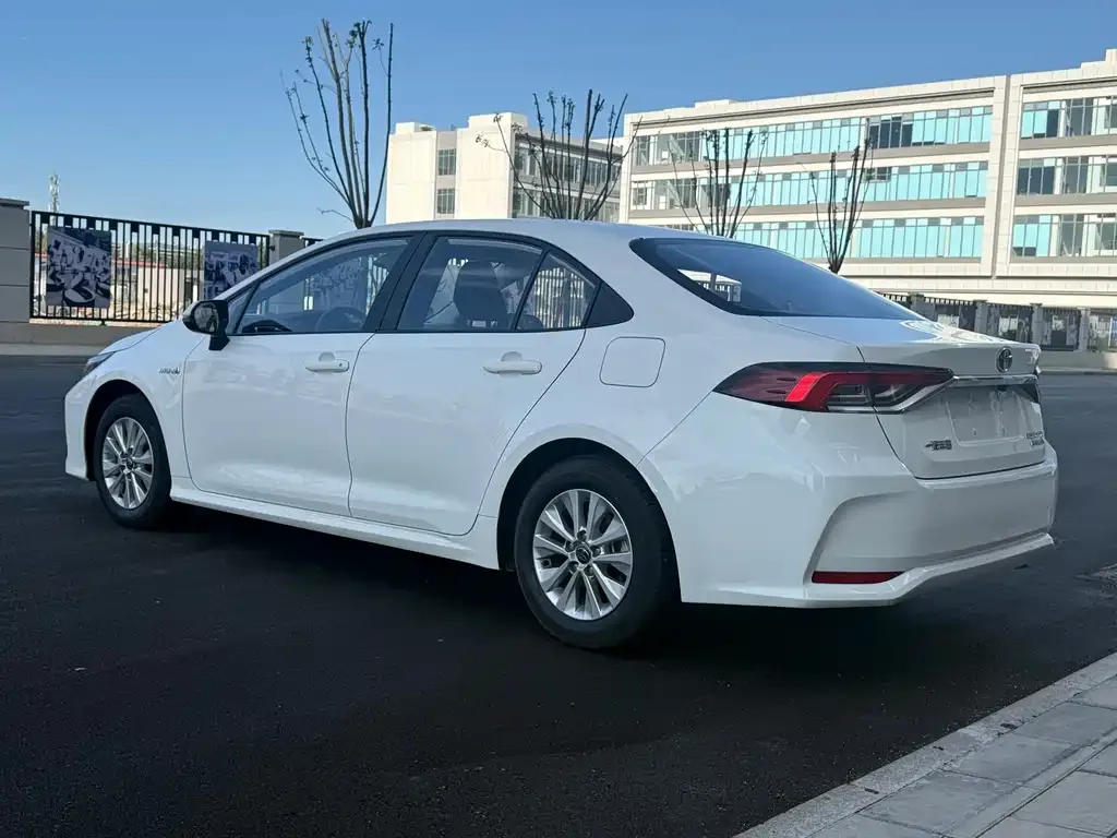 Toyota Corolla — фото 4