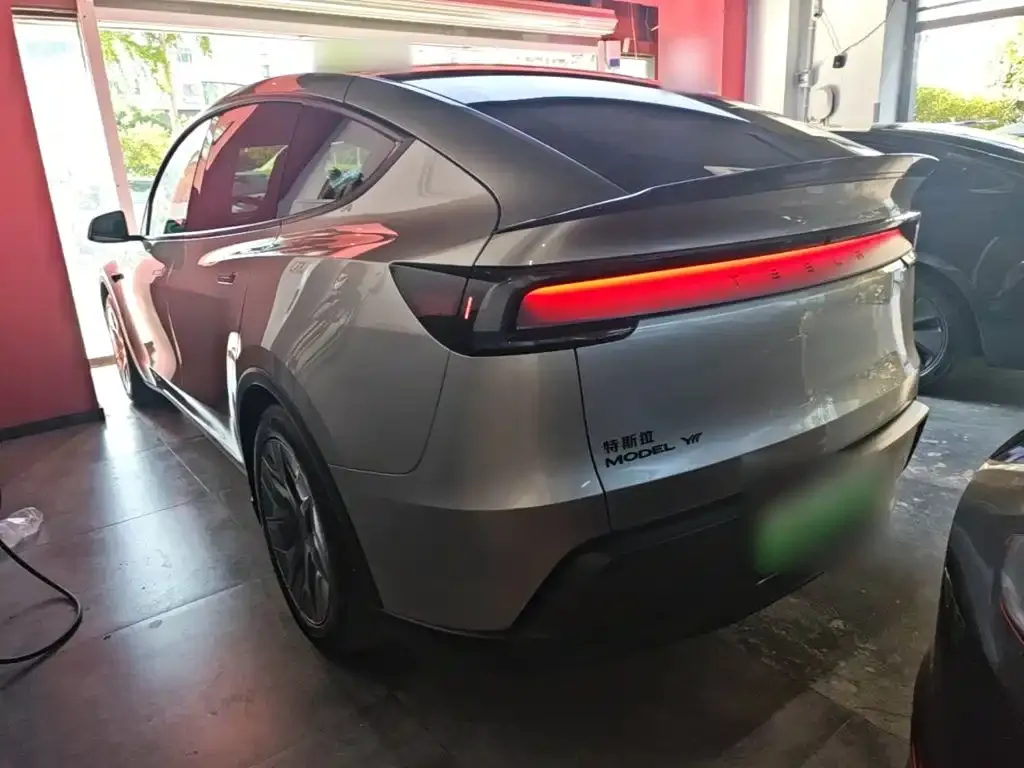 Tesla Model Y L — фото 4
