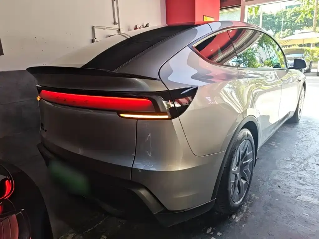 Tesla Model Y L — фото 10