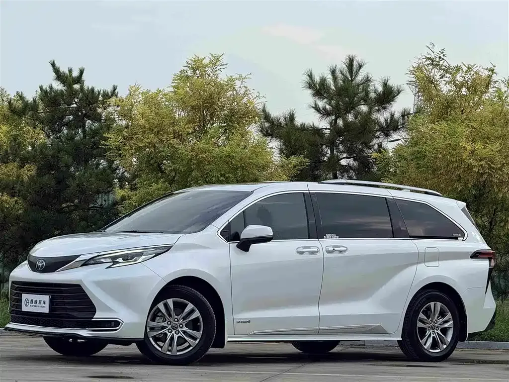 Toyota Sienna — фото 1